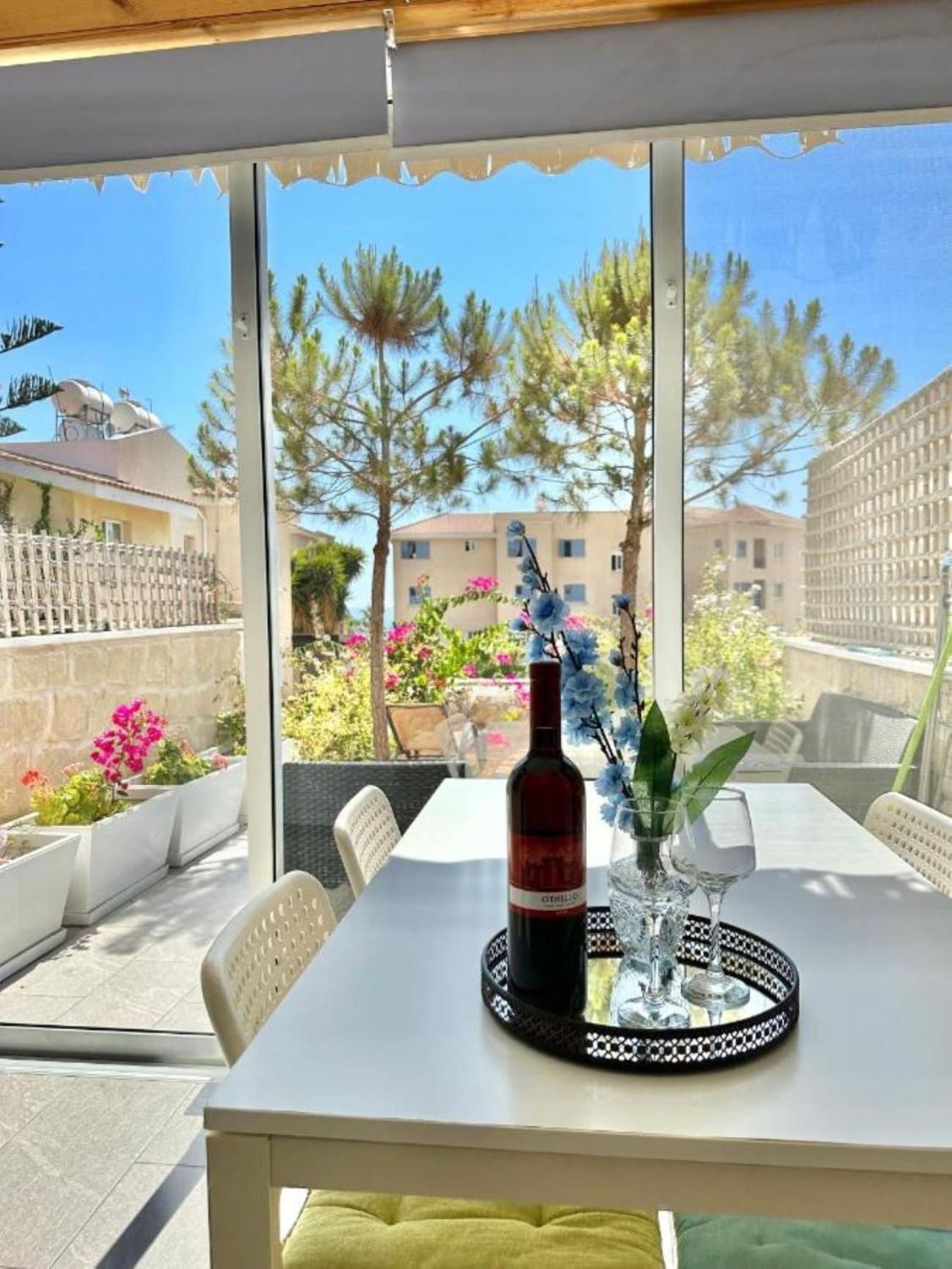 H&O Danaos Sea Breeze Apartment Пафос Екстериор снимка